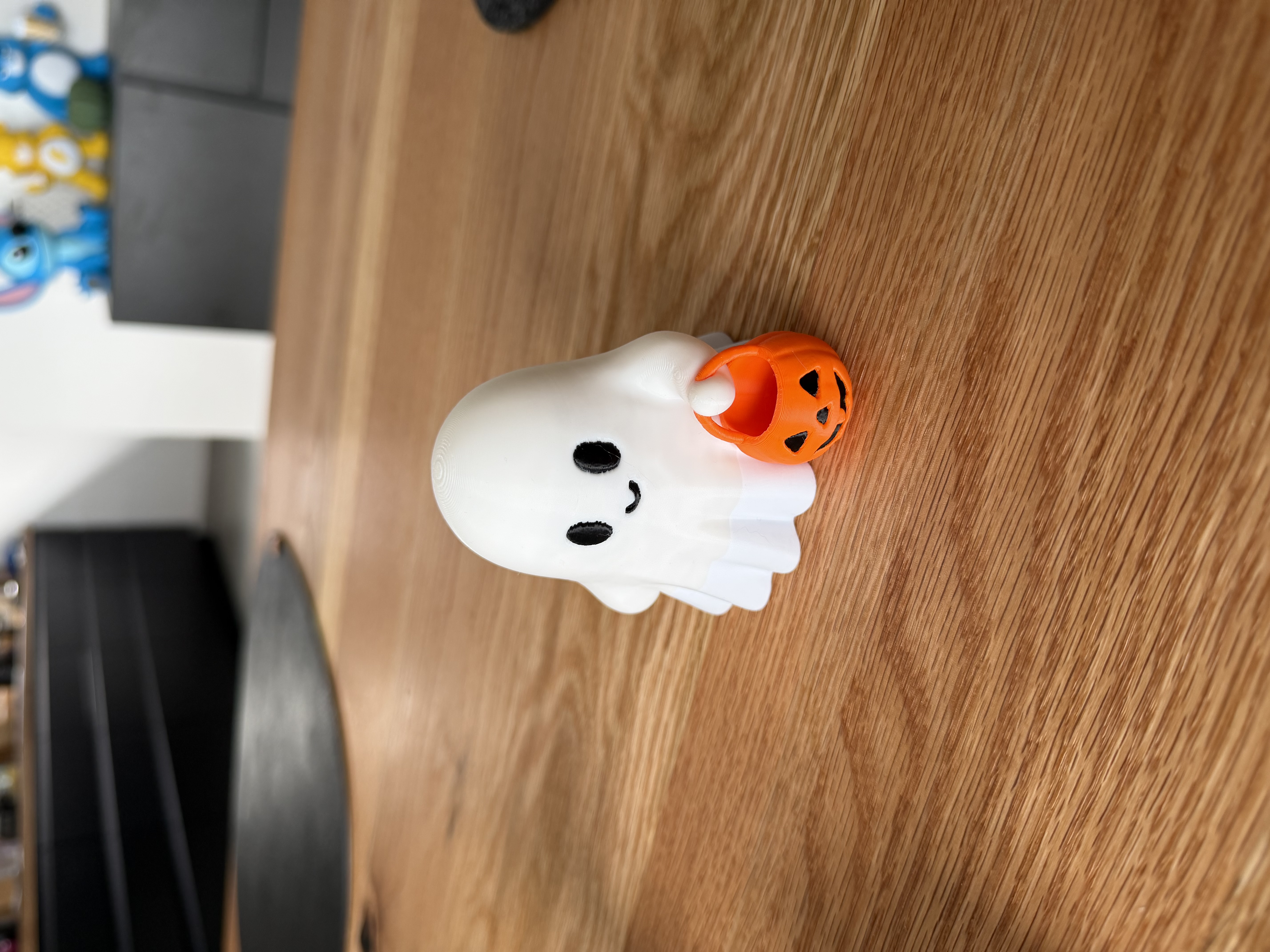 Kleiner Geist mit Halloween-Körbchen